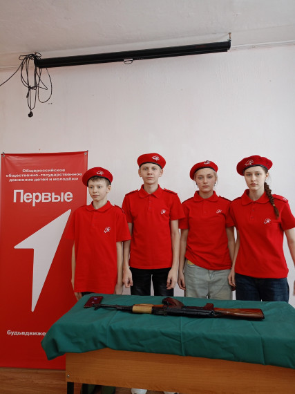 В школе прошли мероприятия, посвящённые празднованию 23 февраля.