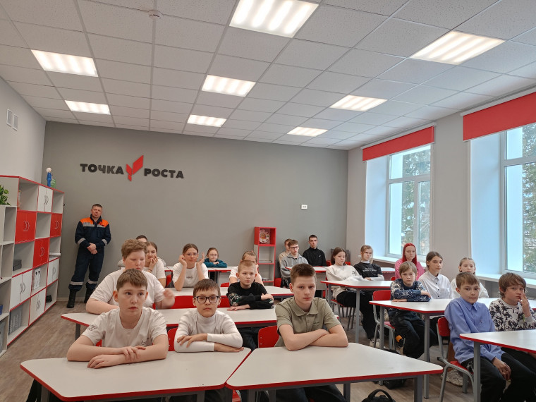 Сотрудники Ачинского поисково-спасательного отделения КГКУ «Спасатель» провели для учащихся нашей школы Урок безопасности.